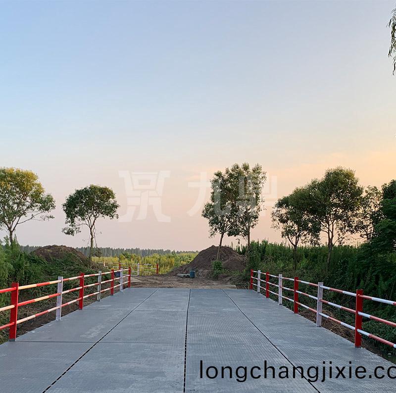 貝(bei)雷(lei)鋼便(bian)橋架設(she)完成(cheng)后(hou)由(you)技術(shu)人(ren)員進行一次全(quan)麵(mian)檢(jian)査(zha)