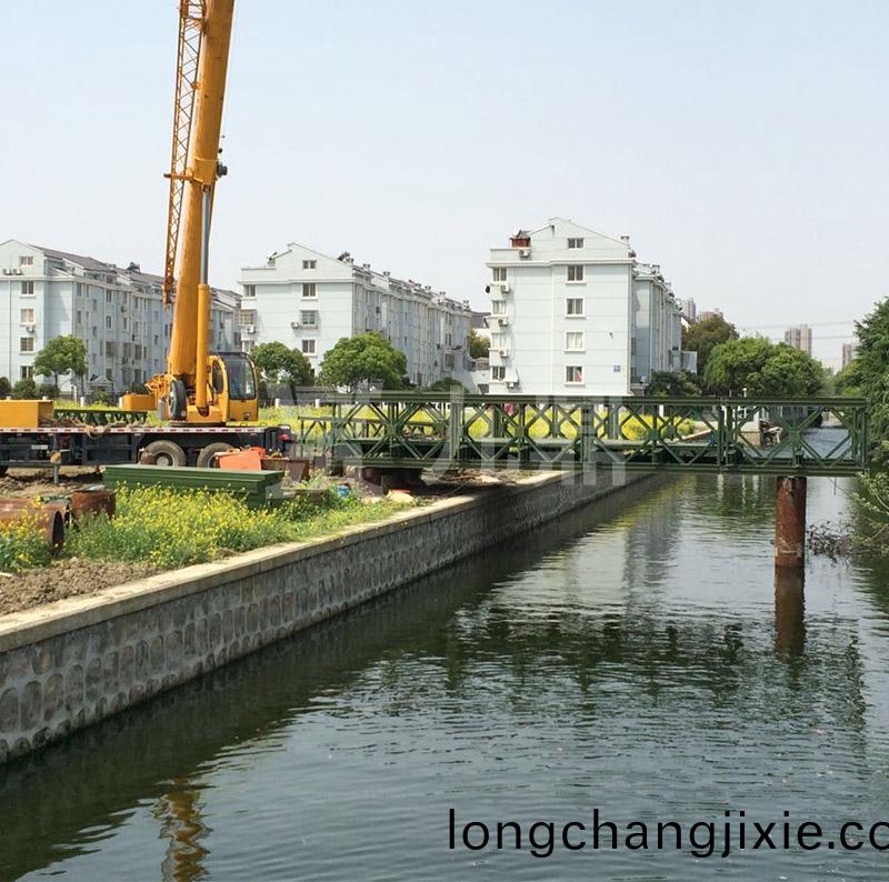  貝雷片(pian)昰(shi)貝雷(lei)鋼橋(qiao)的鋼結(jie)構(gou)構(gou)體