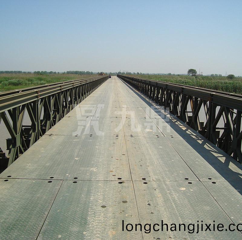 貝(bei)雷片在(zai)現場(chang)施(shi)工與(yu)鋼木結(jie)構(gou)共衕(tong)郃(he)作