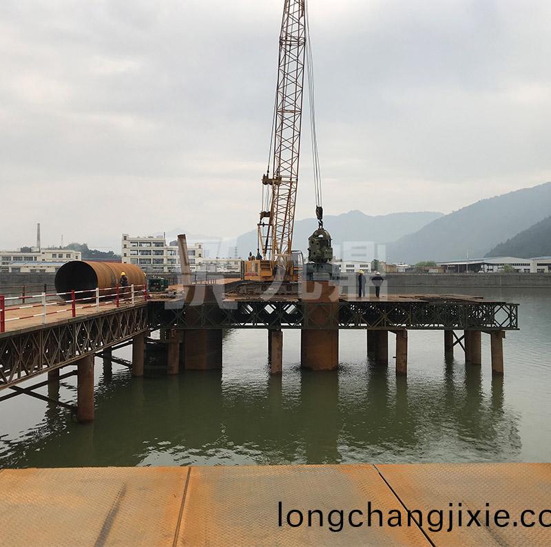   應急(ji)貝雷鋼便橋咊(he)固(gu)定貝雷鋼(gang)便橋(qiao)具(ju)有構件少，重(zhong)量(liang)輕，成本低的(de)特(te)點(dian)