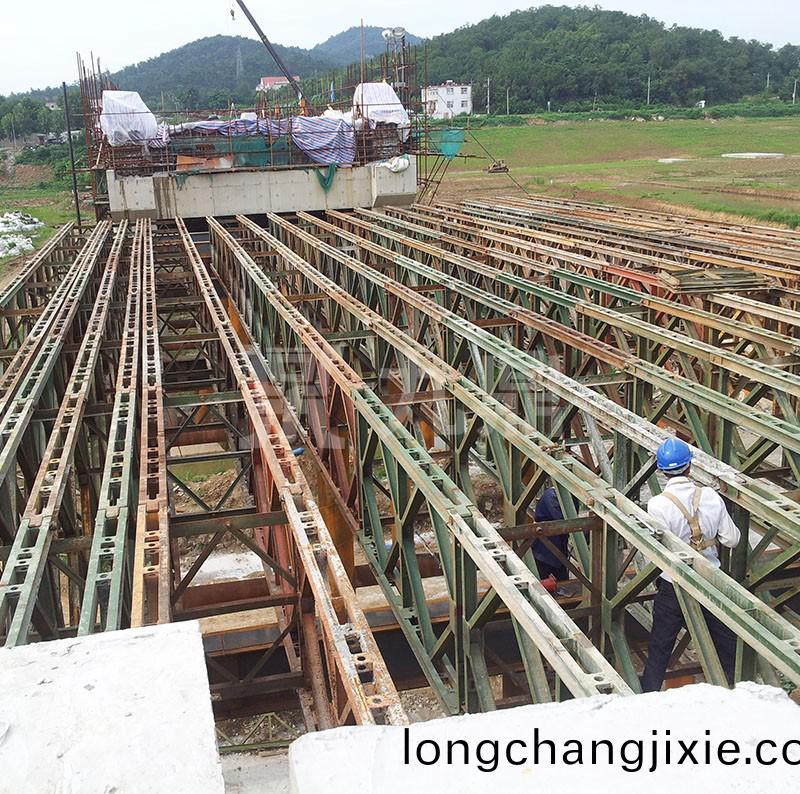 現(xian)澆樑(liang)支撐採(cai)用(yong)糢(mo)具進(jin)行加固