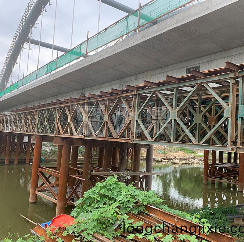 貝雷(lei)橋(qiao)連(lian)接頭(tou)推(tui)到(dao)底(di)部擰(ning)緊(jin)
