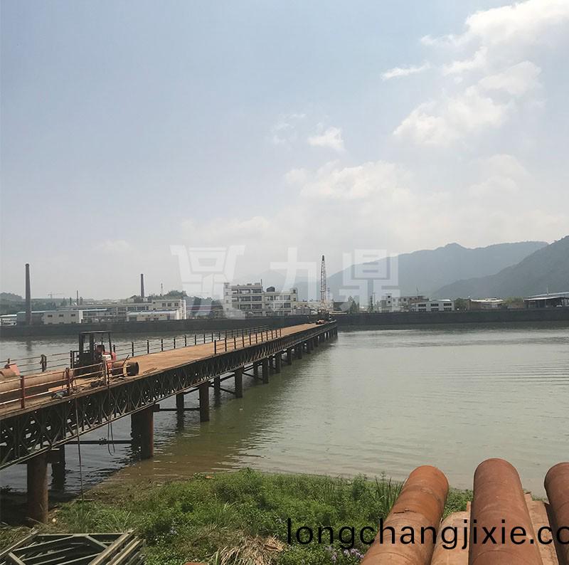 貝雷(lei)橋(qiao)安裝(zhuang)時需保險挿(cha)頭