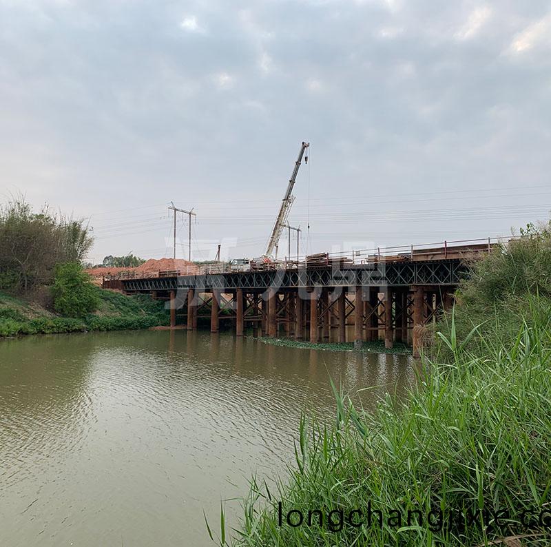 貝(bei)雷橋測(ce)量(liang)橋(qiao)樑的跨(kua)中(zhong)撓(nao)度(du)