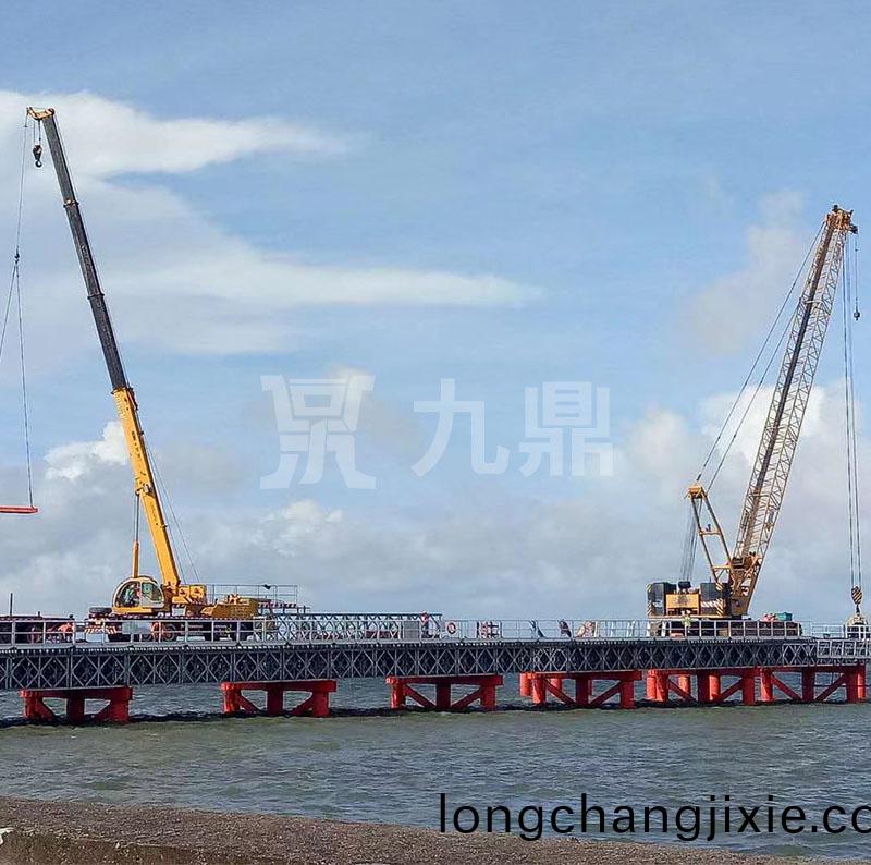 貝雷橋(qiao)通(tong)過(guo)支撐(cheng)架(jia)連(lian)接成(cheng)型